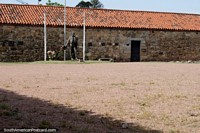 Versão maior do Barracas de dragões, velhas barracas de exército construïdas em 1771 com paredes de pedra e telhas vermelhas, Maldonado.