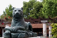 Versão maior do Leão de bronze e jardins no centro cultural em Maldonado.