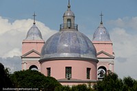 Enorme cúpula azul da catedral de Maldonado rosa, como visto das ruas atrás. Uruguai, América do Sul.