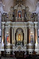 Decorativo y visual, el altar de la catedral de Maldonado con una imagen de la Virgen del Carmen en luz amarilla. Uruguay, Sudamerica.