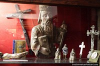 Obras religiosas de cerámica y metal expuestas en el Museo Mazzoni de Maldonado. Uruguay, Sudamerica.
