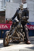 Esqueleto em uma jaqueta preta em uma motocicleta, do lado de fora de museu de La Vista, galeria de arte e ponto de vista em Punta do Este. Uruguai, América do Sul.
