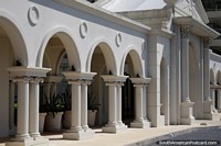 Belas arcadas e entrada com colunas a Galeria de arte Imperiale em Punta do Este. Uruguai, América do Sul.