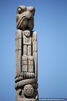 Cabeça de uma Águia e uma pequena figura, um polonês de totem esculpido, monumento de madeira em Punta do Este. Uruguai, América do Sul.