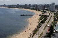 Praia Mansa estende-se em volta da baïa e também as areias brancas, a terra a margem de água em Punta do Este. Uruguai, América do Sul.
