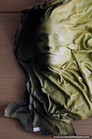 Obra de cuero esculpida alrededor de la cabeza y la cara de una persona, galería de arte La Vista, Punta del Este. Uruguay, Sudamerica.
