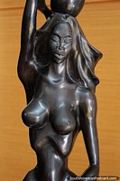 La mujer lleva un cuenco sobre su cabeza, escultura de bronce en la galería La Vista en Punta del Este. Uruguay, Sudamerica.