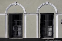 Versão maior do Windows com decoração branca em volta deles em uma forma arcada, fachadas bonitas em Rocha.