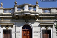 Fachada antigua con muchos detalles, tiene un aspecto envejecido pero es muy atractiva, Rocha. Uruguay, Sudamerica.