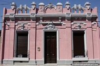 El edificio rosa parece un castillo, hermosa fachada antigua en buen estado en Rocha. Uruguay, Sudamerica.