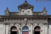 Velha fachada do edifïcio de governo em Rocha - Intendencia Municipal. Uruguai, América do Sul.