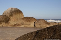 Seixos rolados na costa em Praia Pescadores em Punta do Diablo. Uruguai, América do Sul.
