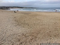 Areias brancas de Praia Pescadores em Punta do Diablo, pacïfica em novembro. Uruguai, América do Sul.
