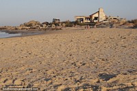Incandescência de ocaso no fim do sul da praia em Punta do Diablo. Uruguai, América do Sul.