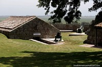 O barrilete de pó (Polvorin) e o canhão guardam o guarda em Santa Teresa Fortress em Punta do Diablo. Uruguai, América do Sul.