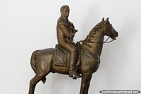 Obra de bronce de un hombre a caballo, pequeña figura en el museo de bellas artes de Treinta y Tres. Uruguay, Sudamerica.