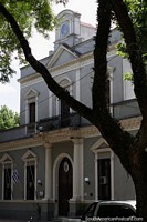 Sede de polïcia em Treinta e Tres, um edifïcio histórico com um relógio em cima. Uruguai, América do Sul.