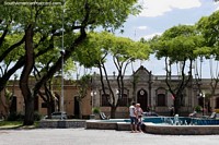 Praça pública 19 de abril em Treinta e Tres com árvores e fonte. Uruguai, América do Sul.