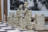 Jogo de xadrez único com figuras cerâmicos interessantes, o museu municipal, Treinta e Tres.