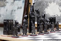 Figuras escuros de um jogo de xadrez único, antiguidade em monitor no museu municipal, Treinta e Tres. Uruguai, América do Sul.