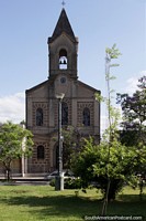 Parroquia Nuestra Señora del Carmen, pequeña iglesia en la Plaza Independencia en Melo. Uruguay, Sudamerica.