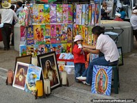 Quadros de crianças de venda em Praça Bolivar em Mérida. Venezuela, América do Sul.