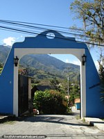 Visão por uma porta azul a propriedades nas colinas de Mérida. Venezuela, América do Sul.