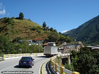 Los viajes a través de un puente en El Paramo de Mérida. Venezuela, Sudamerica.