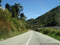 Versão maior do A estrada Transandina pelas montanhas em volta de Mérida.