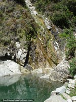 Versão maior do Lagoa La Musuy perto de Mucuchies é bonito para uma natação nas montanhas fora de Mérida.