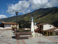 Plaza con monumento de Jesús en las tierras altas alrededor de Mérida. Venezuela, Sudamerica.