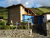 Pequena casa bonita com paredes de pedra e escada em San Rafael perto de Mérida. Venezuela, América do Sul.