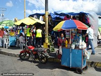 Escena colorida de la calle en Mérida con los mercados y las bebidas frías en pie. Venezuela, Sudamerica.