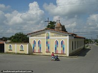 Igreja amarela com janelas multicores em Mucujepe. Venezuela, América do Sul.