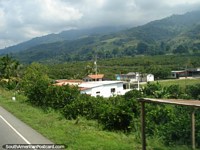 Casas e zona rural entre Mérida e Maracaibo. Venezuela, América do Sul.