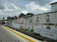 Simon Bolivar and another figure wall art between Merida and Maracaibo.