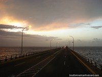 Dirigir na ponte sobre o Lago Maracaibo em crepúsculo. Venezuela, América do Sul.