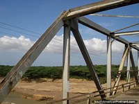 Puente sobre un río entre Maracaibo y Coro. Venezuela, Sudamerica.