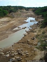 Um rio rochoso seco abaixo do caminho entre Maracaibo e Coro. Venezuela, América do Sul.