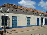 Edificio coloreado azul y de crema con un tejado tejado en Coro. Venezuela, Sudamerica.