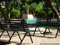 Tem abundância de sentar-se disponïvel neste parque em Coro. Venezuela, América do Sul.