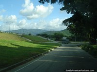 Vindo muito perto de Porto Cabello, estrada colinas fora da rampa e verdes. Venezuela, América do Sul.