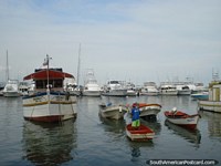Barcos de pesca e barcos turïsticos em Porto Cabello. Venezuela, América do Sul.