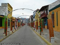 Una calle desierta durante la mañana de años nuevos con Adornos de Navidad en Puerto Cabello. Venezuela, Sudamerica.