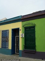 Casas de amarillo y azul, verde y morado en Puerto Cabello. Venezuela, Sudamerica.