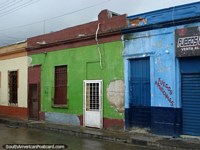 Casas de verde, marrom, azul e cor-de-laranja em Porto Cabello. Venezuela, América do Sul.