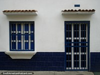 Una cara delantera blanca y azul ordenada y ordenada de una casa en Puerto Cabello. Venezuela, Sudamerica.