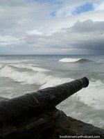 O velho cânone enferrujado indica ao mar na Porto Colômbia. Venezuela, América do Sul.