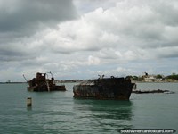 Versión más grande de 2 ruinas del barco al lado del embarcadero en Punta de Piedras cerca de Porlamar.