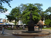 Versión más grande de Monumento de Simon Bolivar en Plaza Bolivar en Porlamar central.